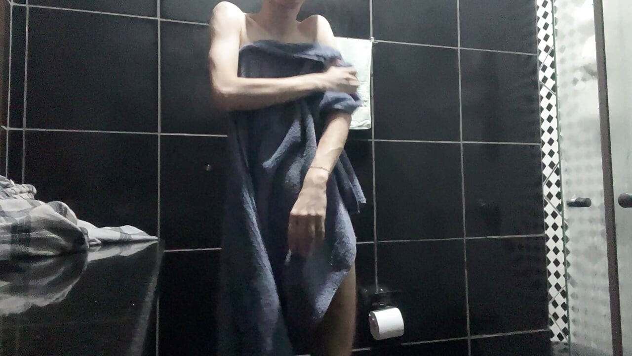 Skinny twink showirng full naked showing his bubble but and big dick