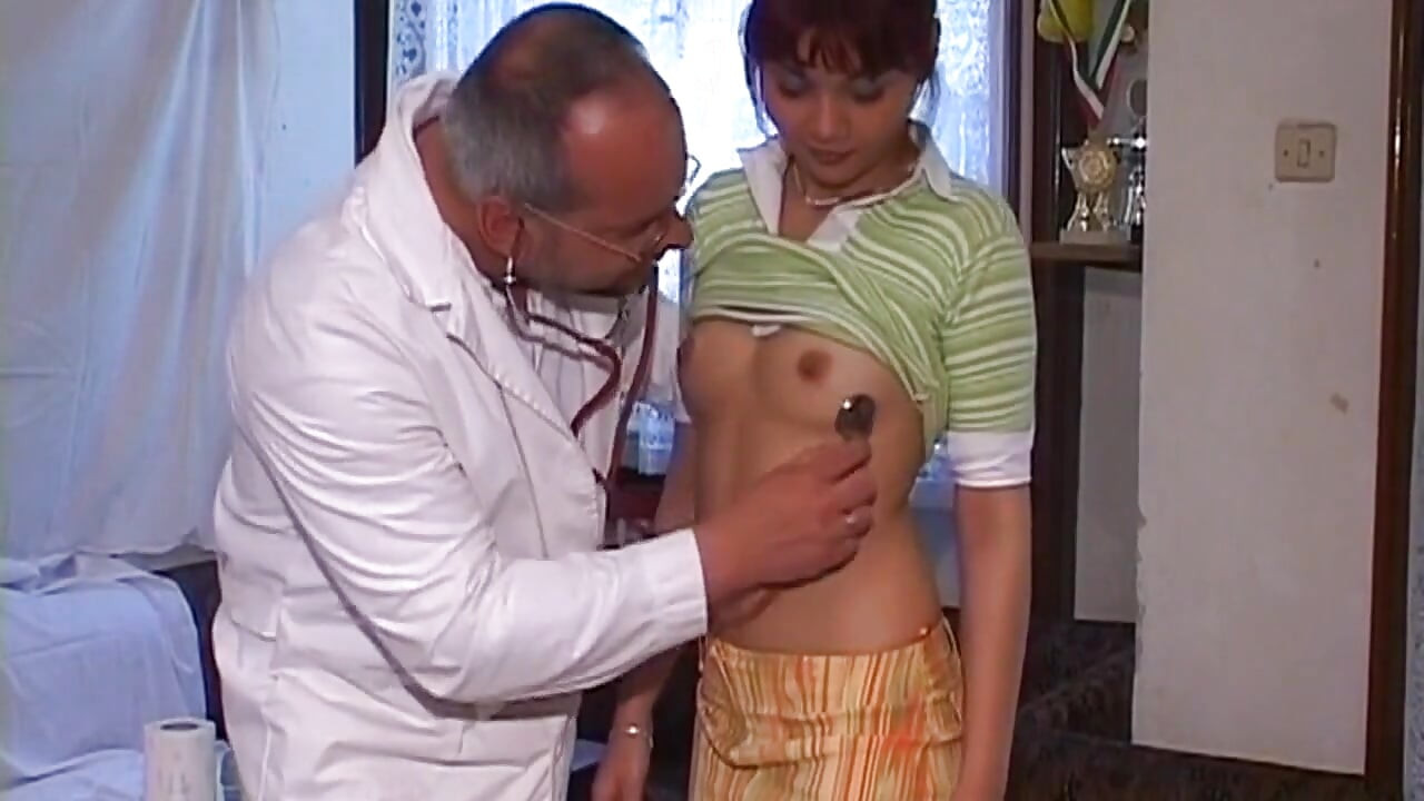 Olgun kızıl saçlı orta yaşlı seksi kadın spekulum muayenesi için geniş açıyor
