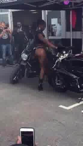 Ebony ass shaking