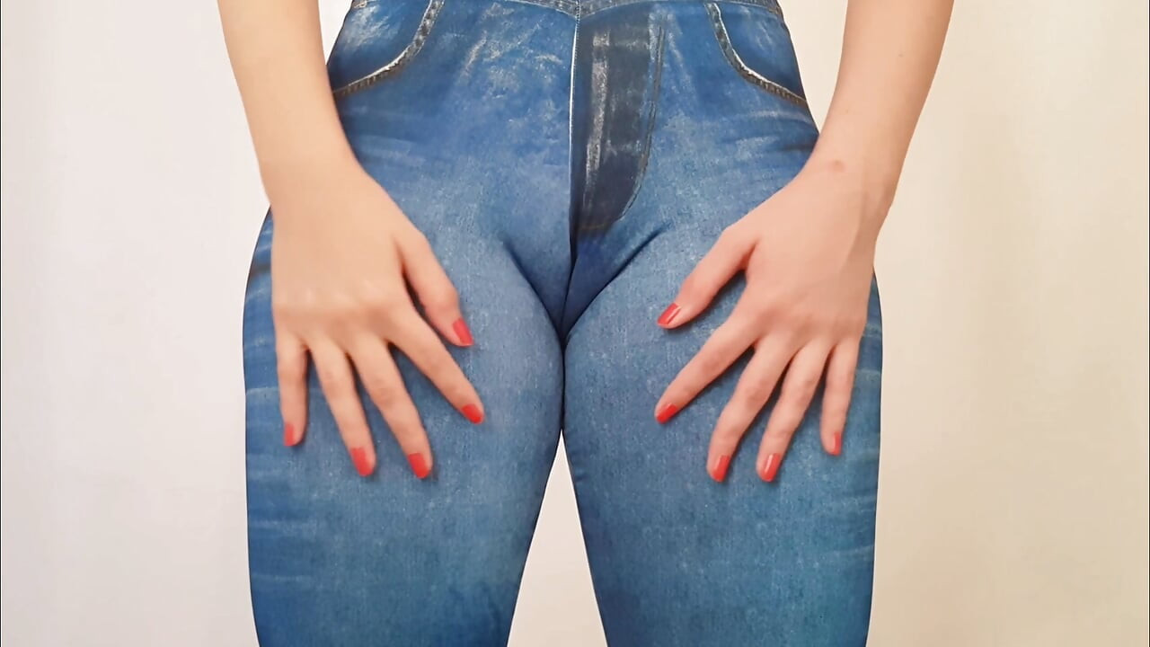 フィットネスレギンスを試着するホットな女の子