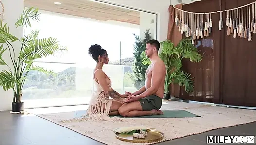 Tante seksi dengan tubuh aduhai medusa lagi asik ngentot kontol cowok berondong seharian