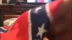 Mädchen lutscht BBC, drapiert in Flagge der Konföderierten