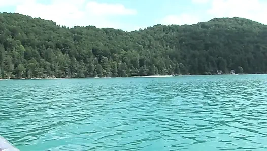 Geile mädchen werden abwechselnd gefickt, nachdem sie schwanz auf dem boot gelutscht hat