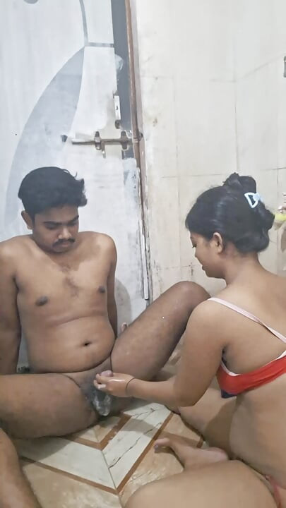 Adik tiri dan adik tiri berbagi ranjang dan ngentot habis-habisan