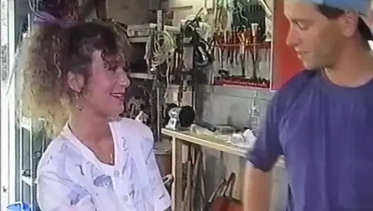 Üvey kız kardeşine çekicin nerede asılı olduğunu gösterir