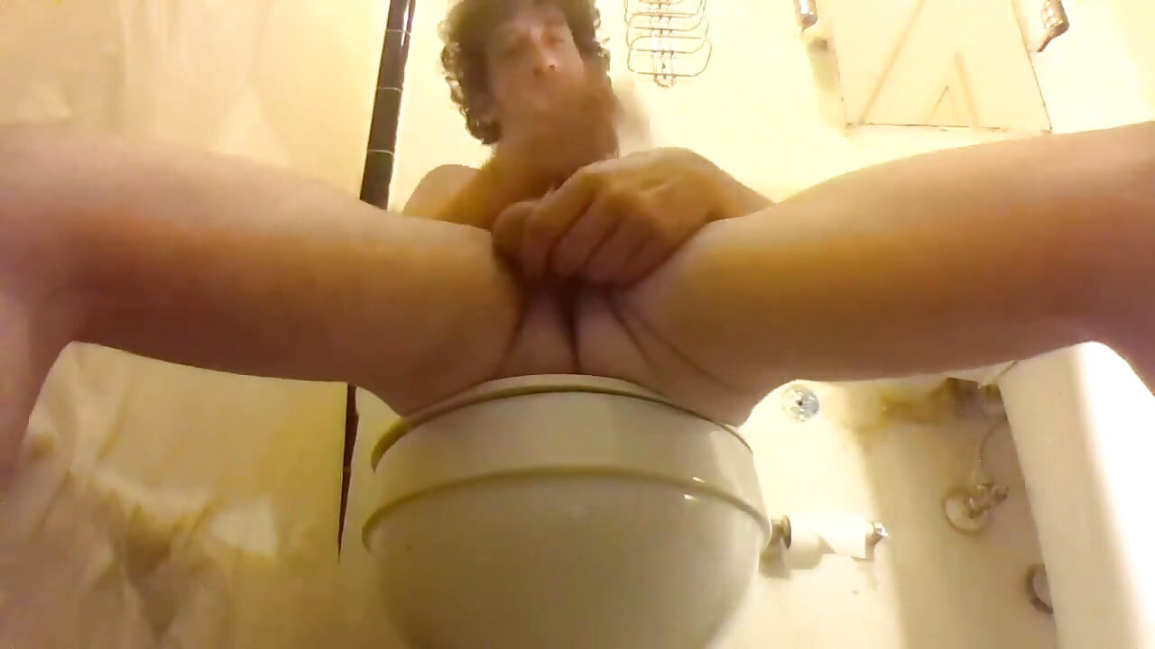 Auf einem toilettensitz streicheln