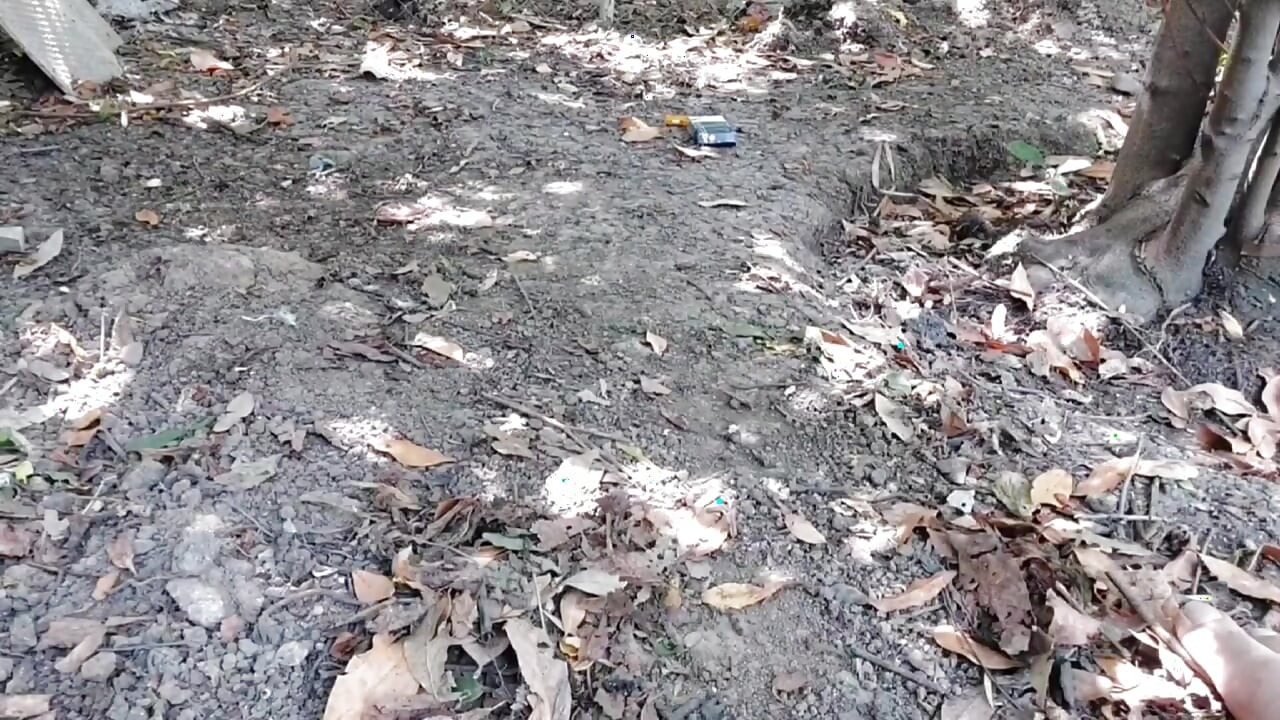 Slatka transica grli velikog plišanog medvjedića u krevetu