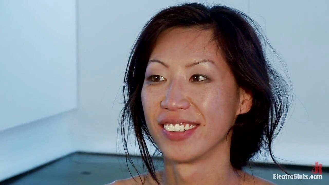 이중 삽입으로 하드 일렉트로섹스하는 Tia Ling!