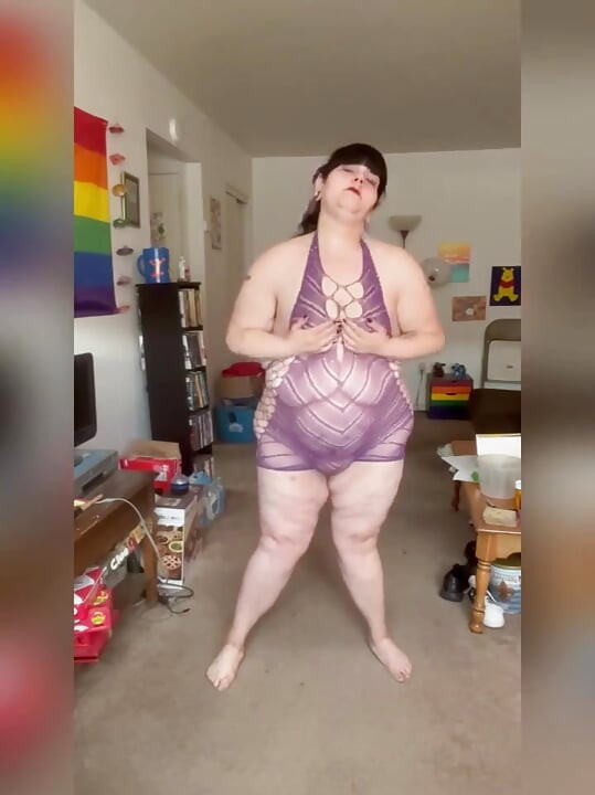 탱탱한 보지를 따먹는 예쁜 소녀