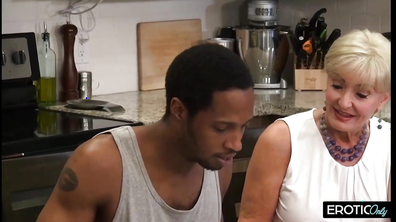 Стара бабуся трахає великий чорний член