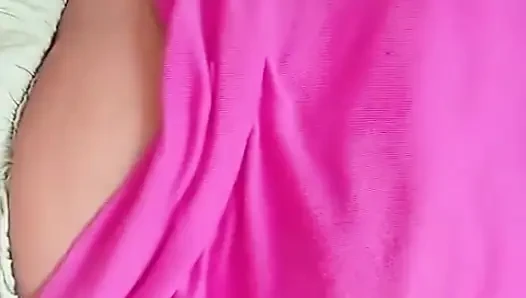 Cewek sange ini lagi asik masturbasi itilnya sampai orgasme intens