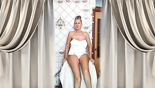 Горячая домохозяйка Lukerya соблазняет своими бедрами и ступнями на кухне