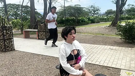 Aku menemukan seorang pria di taman dan aku minta dia untuk bermain denganku sebagai mantan pacar untuk membawanya pulang dan memberinya seks terbaik