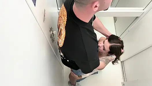 Kami Bercinta Di Lift Dan Tetangga Menangkap Kami