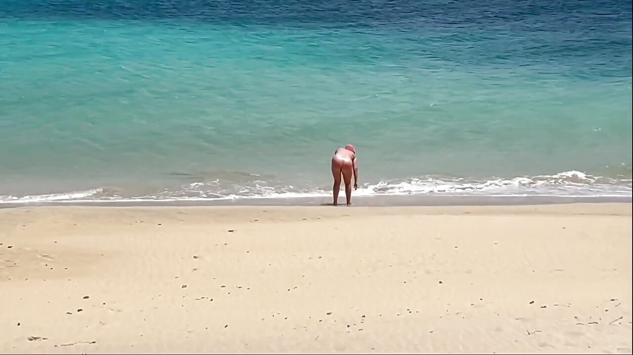 Naked Beach MILF Helps a Jerking Stranger - Cum on Her Ass