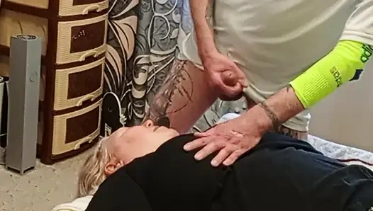 Ich wichste meinen schwanz ab, um auf meine stiefmutter zu kommen