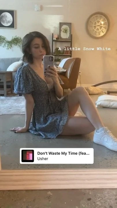 Katelyn Nacon mirror selfie