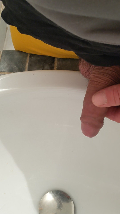 他在公共厕所的水槽里撒尿