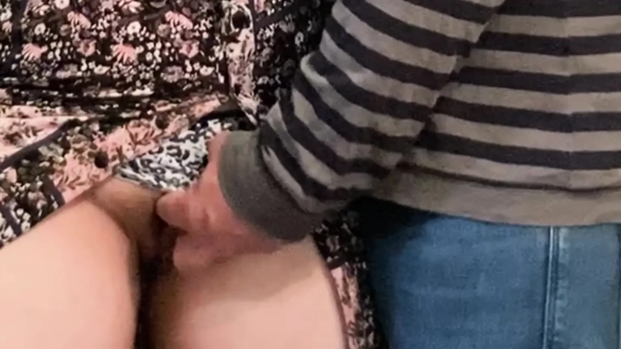 这个陌生人的手指在裙子下摩擦我的阴户