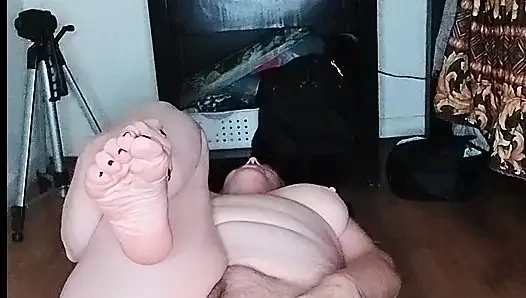 Cewek semok ini latihan yoga pagi-pagi!