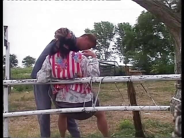 kisaan ki patni ko shahar ke larke dvara desh men choda jaata hai