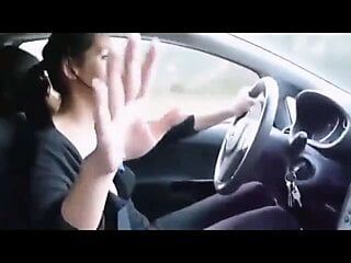 Kobieta uber-kierowca daje swojemu pasażerowi ręczną robotę