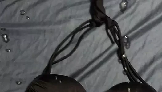 cumming üzerinde siyah vs bikini üst