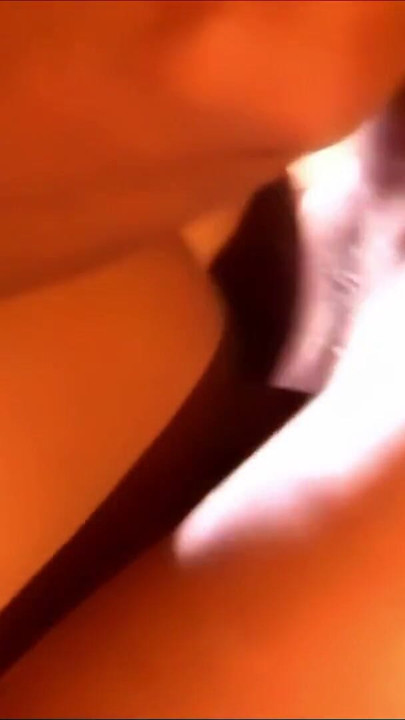 راقصة بطن غريبة ذات كس ضيق وثديين صغيرين تركب قضيبين كبيرين في حفلة جنس ثلاثية برية ومثيرة | المقطع 2