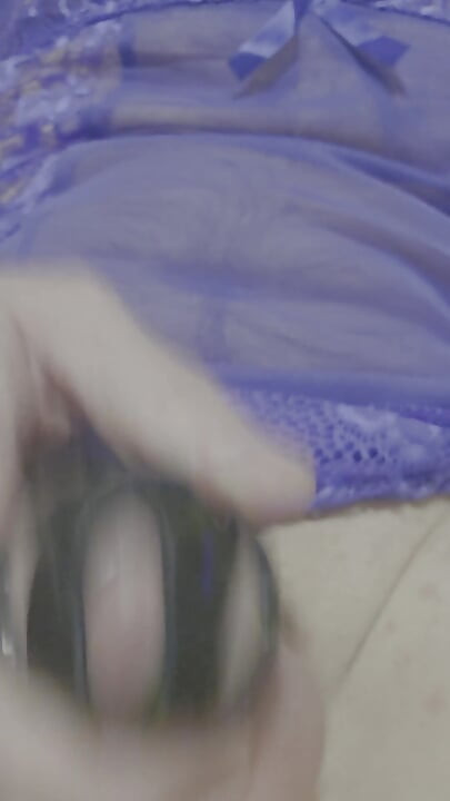 Alisaxxxcamshot masturbe une bite dans une ceinture de chasteté