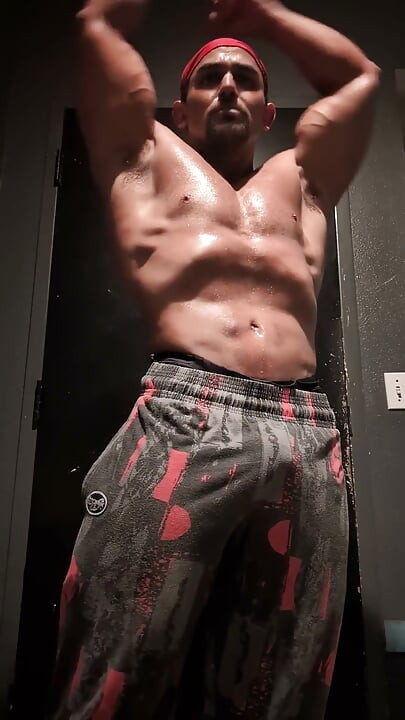 Hot Muscular Bodybuilder Poses and Flexes Naked