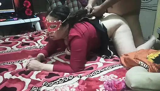 Karımı sulu dölü için gerçekten sert vuruyorum ta ki zevkle bitirene kadar, ıslak seksi maskeli