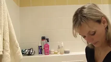 La bella bionda prende un piscio enorme