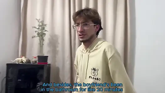 Gefesselt und mit verbundenen Augen fickt mich mein Mitbewohner und mein Freund erwischt uns fast