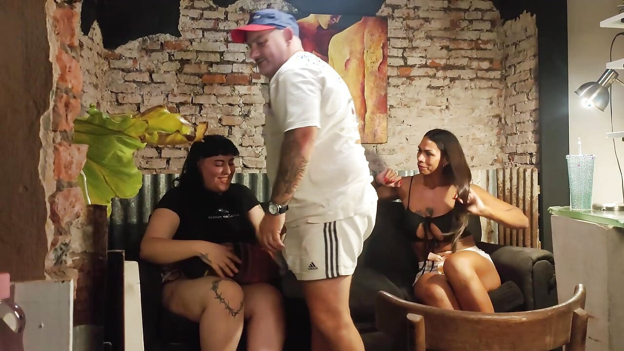 Lésbicas perdidas em uma vila