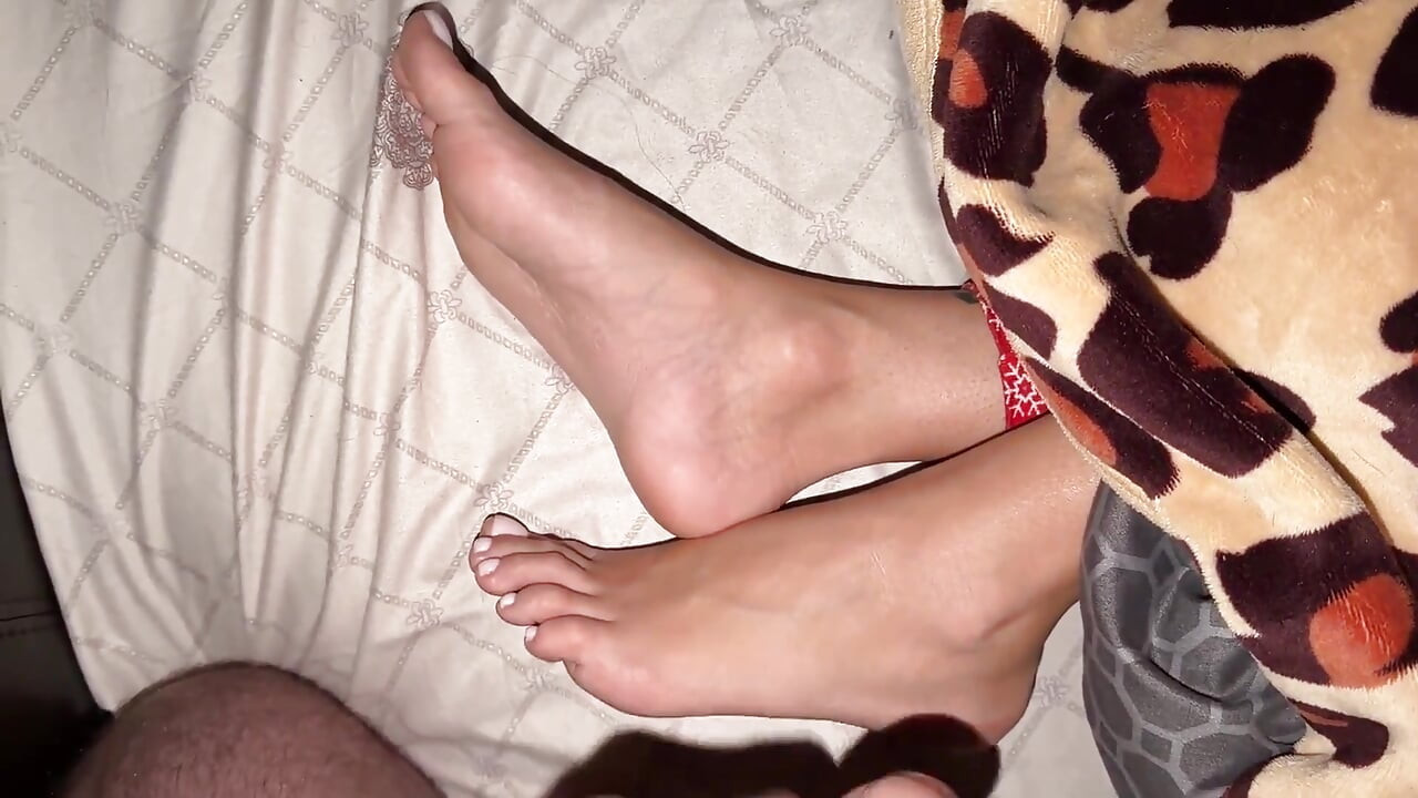 I Love It When He Cum on My Feet While I'm Resting