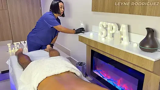 Leyne rodriguez: sesi pijat hot cewek semok latina berakhir dengan sangat cepat