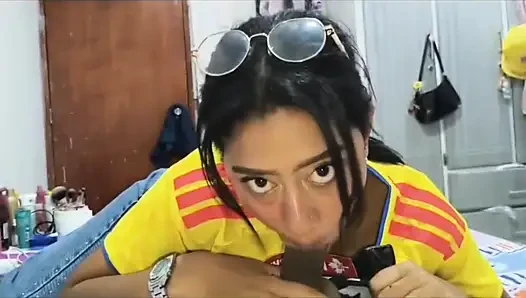 Setelah pertandingan, saudara tiri saya merekam saya memberinya seks oral yang kaya
