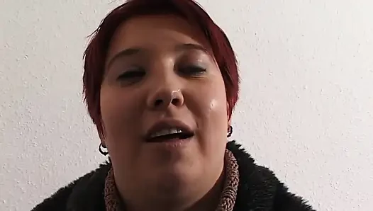 Pelacur trans Ahegao fingering pantat sambil membelai kontol