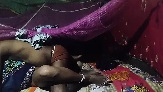 Chor ne chori karane aaya to bhabhi ne chor se boor chodane laga