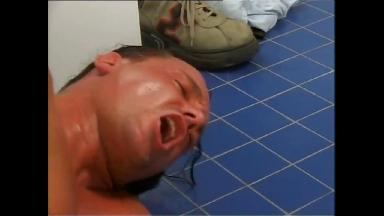 Vishal stnon vali chodne layak mammi ki sarvajnik shauchalay men chudaee aur vintej bare lnd dvara munh men viry nikalna