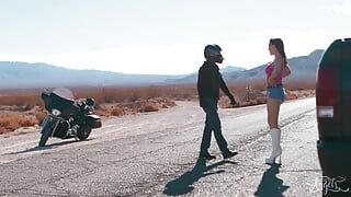 Емма Роуз рятується маленькими руками в пустелі і дозволяє йому трахати її дупу на подяку - trans angels