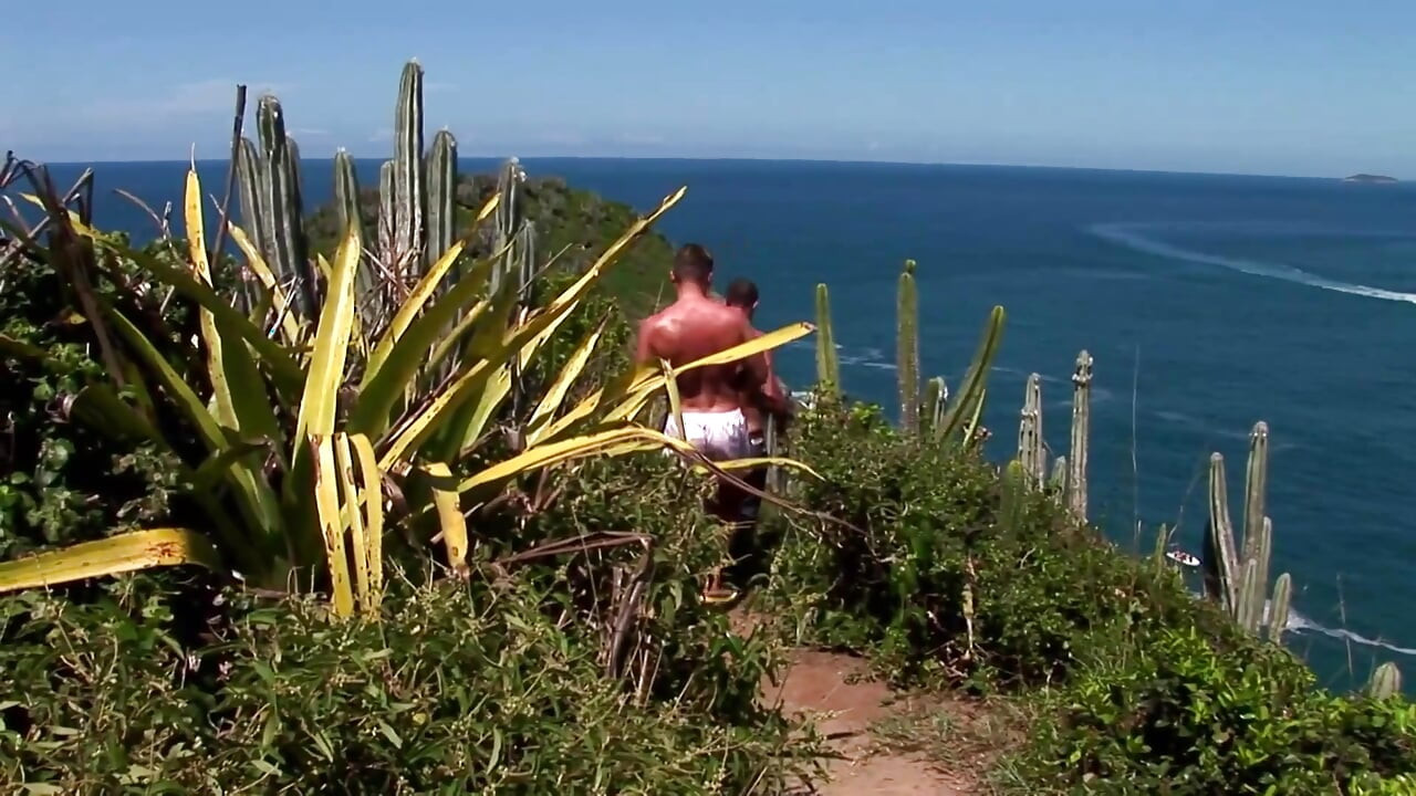 Τα μαυρισμένα μουνιά και το καυτό σεξ σε εξωτερικό χώρο