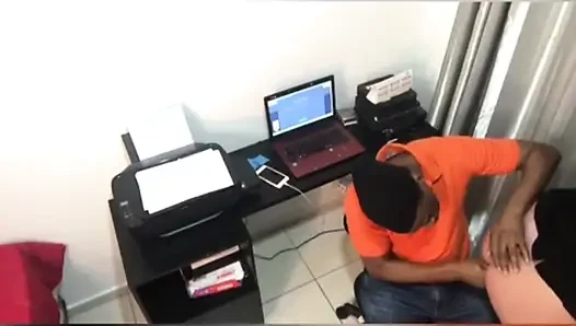 Clarkes Boutaine & Ines Ventura zurück im Büro