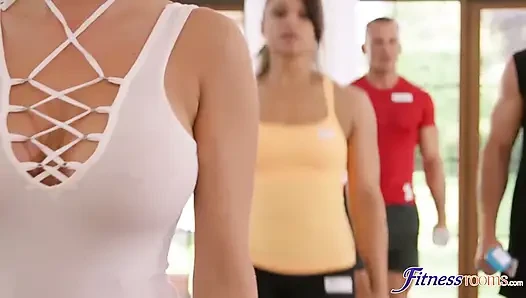 Fitness odaları - spor salonunda Brezilyalı terli lez seansı