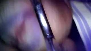 Inbrengen lepel met groot handvat met endoscoop in pik pov