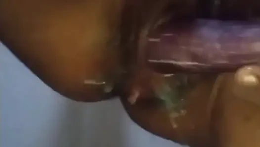 Sri Lankalı evli kadın amcık fışkırtıyor ve osuruyor
