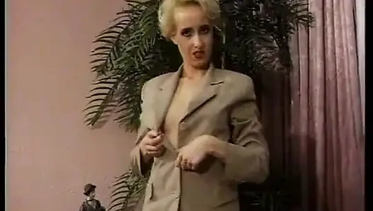 Blonde dame aus deutschland ist hier, um in weißen strümpfen zu masturbieren