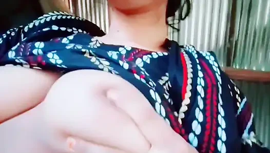 Solo girl goes on all fours to enjoy lots of fingering