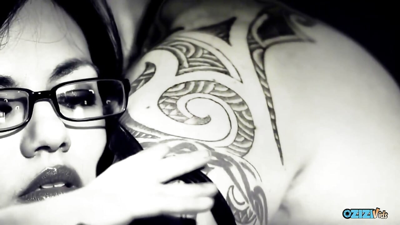 Primeiro vem a tatuagem, depois vêm os peitos naturais grandes e incríveis aparecendo na frente
