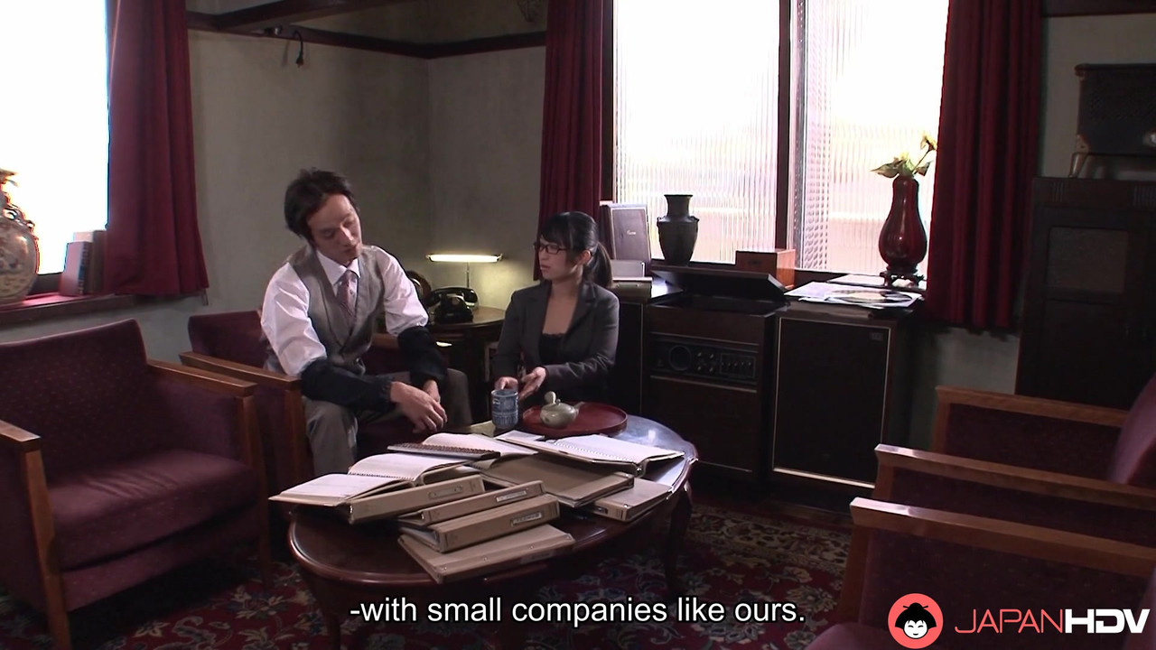 日本办公室女士nana kunimi在办公室里吮吸鸡巴，无码。